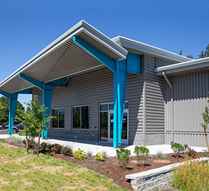 Steel building with reverse lean-to