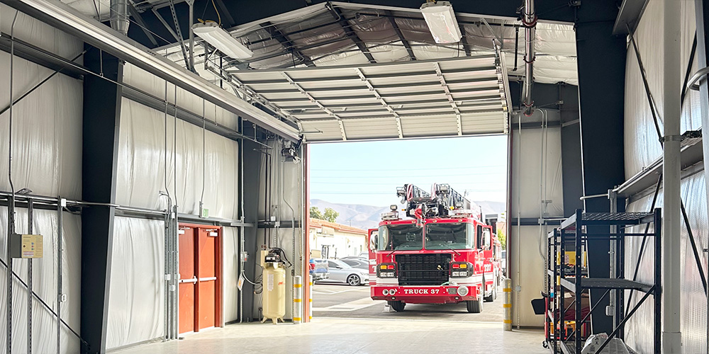 Metal building apparatus bay